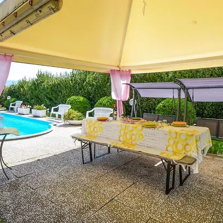4 Bedroom Lovely In Holiday home *
