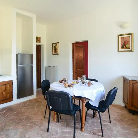 펜션 4 Bedroom Lovely In